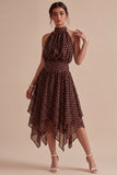 Robe à pois asymétriques à la ligne café et à col montant