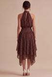 Robe à pois asymétriques à la ligne café et à col montant