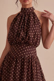 Robe à pois asymétriques à la ligne café et à col montant
