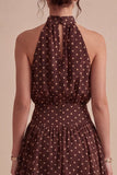 Robe à pois asymétriques à la ligne café et à col montant