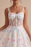 Corset fleuri blanche midi à bretelles épaisses perlées Une robe de remise de diplôme en ligne
