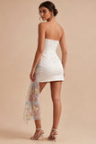 Robe de remise de diplôme blanche courte moulante à perles florales sans bretelles avec ceinture