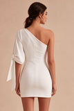 Robe de remise de diplôme blanche courte et moulante à une épaule