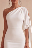 Robe de remise de diplôme blanche courte et moulante à une épaule