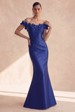 Longue robe formelle en satin satin bleu marine foncé avec des fleurs 3D