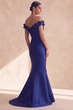 Longue robe formelle en satin satin bleu marine foncé avec des fleurs 3D