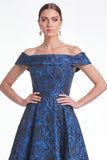 Robe longue de la mariée bleue jacquard, trapèe en A, épaule décalée
