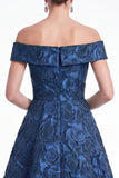Robe longue de la mariée bleue jacquard, trapèe en A, épaule décalée