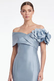 Robe longue de la mère de la mariée en satin bleu bleu poussiéreux avec une fleur 3D
