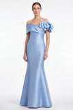 Robe longue de la mère de la mariée en satin bleu bleu poussiéreux avec une fleur 3D