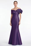 Robe longue de la mère de la mariée en satin bleu bleu poussiéreux avec une fleur 3D
