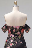 Robe noire bodycon, moulante à fleurs de fin d’année, avec une écharpe