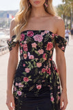 Robe noire bodycon, moulante à fleurs de fin d’année, avec une écharpe