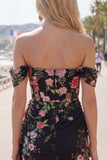 Robe noire bodycon, moulante à fleurs de fin d’année, avec une écharpe