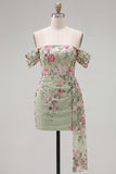 Robe noire bodycon, moulante à fleurs de fin d’année, avec une écharpe