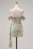 Robe noire bodycon, moulante à fleurs de fin d’année, avec une écharpe