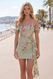 Robe noire bodycon, moulante à fleurs de fin d’année, avec une écharpe