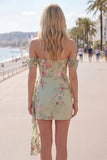 Robe noire bodycon, moulante à fleurs de fin d’année, avec une écharpe