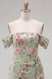 Robe noire bodycon, moulante à fleurs de fin d’année, avec une écharpe