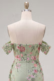 Robe noire bodycon, moulante à fleurs de fin d’année, avec une écharpe