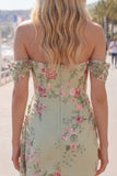 Robe noire bodycon, moulante à fleurs de fin d’année, avec une écharpe