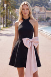 Robe de rentrée courte de rentrée à col nu rose rose avec un grand nœud