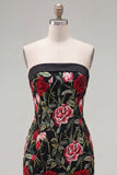 Robe bodycon moulante noire brodée en rose rouge sans bretelles