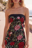 Robe bodycon moulante noire brodée en rose rouge sans bretelles