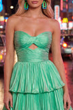 Robe de fin d’année à la maison verte métallique en ligne A plissée et découpée