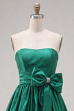 Robe de bal sans bretelles vert foncé à volants en A avec nœud