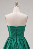 Robe de bal sans bretelles vert foncé à volants en A avec nœud