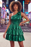 Robe de bal à la maison à nœuds fuchsia fuchsia en ligne métallique à niveaux froncés sur une épaule avec un nœud