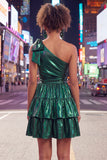 Robe de bal à la maison à nœuds fuchsia fuchsia en ligne métallique à niveaux froncés sur une épaule avec un nœud