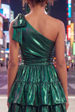 Robe de bal à la maison à nœuds fuchsia fuchsia en ligne métallique à niveaux froncés sur une épaule avec un nœud