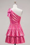 Robe de bal à la maison à nœuds fuchsia fuchsia en ligne métallique à niveaux froncés sur une épaule avec un nœud