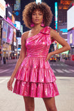 Robe de bal à la maison à nœuds fuchsia fuchsia en ligne métallique à niveaux froncés sur une épaule avec un nœud