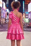 Robe de bal à la maison à nœuds fuchsia fuchsia en ligne métallique à niveaux froncés sur une épaule avec un nœud