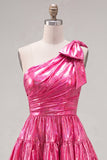 Robe de bal à la maison à nœuds fuchsia fuchsia en ligne métallique à niveaux froncés sur une épaule avec un nœud