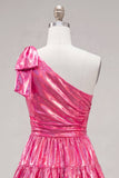 Robe de bal à la maison à nœuds fuchsia fuchsia en ligne métallique à niveaux froncés sur une épaule avec un nœud