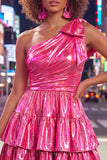 Robe de bal à la maison à nœuds fuchsia fuchsia en ligne métallique à niveaux froncés sur une épaule avec un nœud