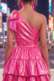Robe de bal à la maison à nœuds fuchsia fuchsia en ligne métallique à niveaux froncés sur une épaule avec un nœud