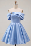 Robe bleue de fin d’année en satin froncée sur les épaules avec perles