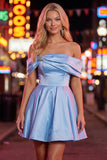 Robe bleue de fin d’année en satin froncée sur les épaules avec perles