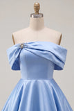 Robe bleue de fin d’année en satin froncée sur les épaules avec perles