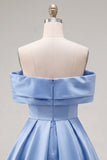 Robe bleue de fin d’année en satin froncée sur les épaules avec perles