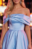 Robe bleue de fin d’année en satin froncée sur les épaules avec perles