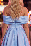 Robe bleue de fin d’année en satin froncée sur les épaules avec perles