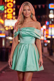 Robe bleue de fin d’année en satin froncée sur les épaules avec perles