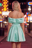 Robe bleue de fin d’année en satin froncée sur les épaules avec perles