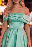 Robe bleue de fin d’année en satin froncée sur les épaules avec perles